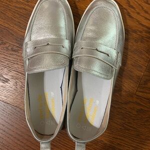 Vionic Women's Silver Loafers